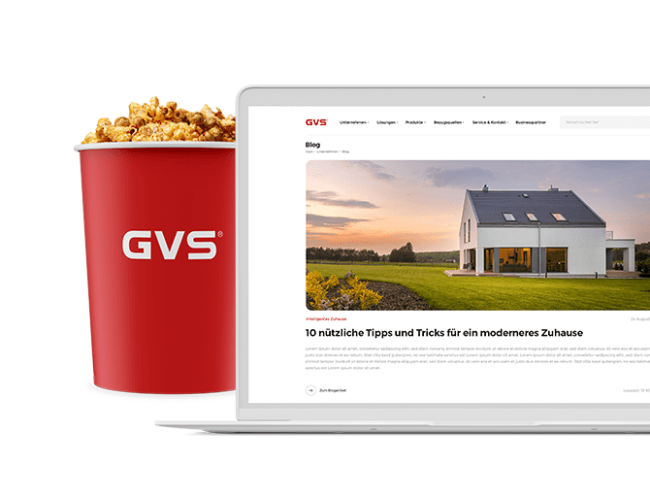 Macbook mit GVS-Blog und Popcorn